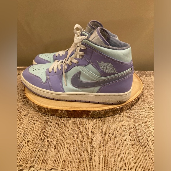Jordan Other - Air Jordan 1 Mid Purple‎ Pulse 554724-500 Sz-11 White & Purple